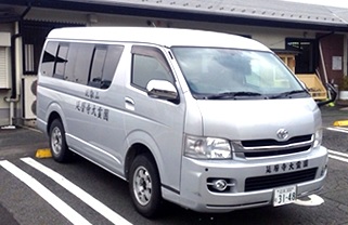 小型送迎車両
